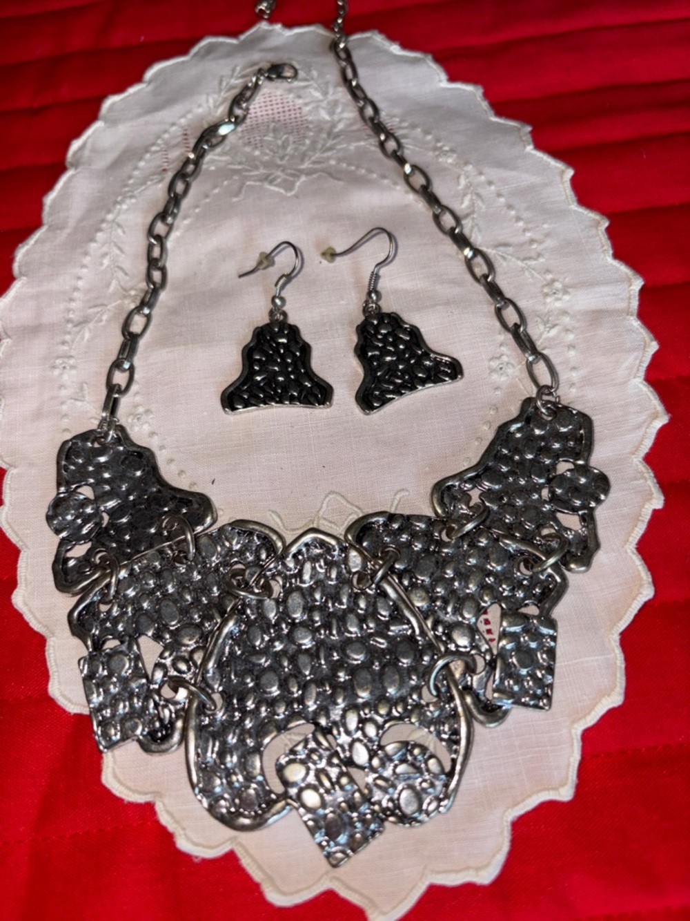 NWOT Set of Grainy Silver metal articulated necklace with 1 pair earrings $25